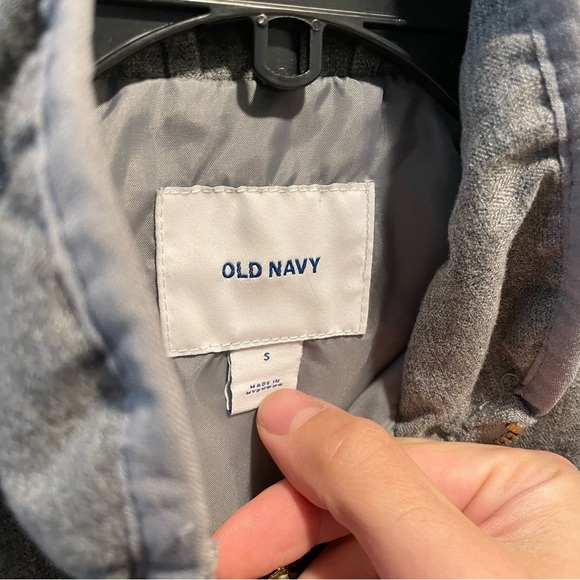 Old Navy Women’s Quilted Zip-Up Vest - Picture 2 of 6